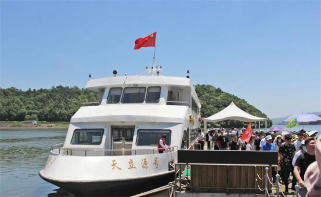 江蘇君華特塑團(tuán)建旅游-游艇